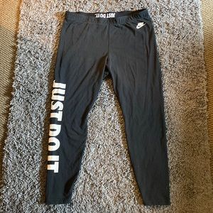 Black and white Nike legging’s